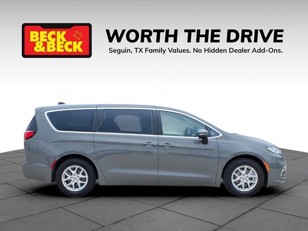Used 2023 Chrysler Pacifica Touring-L FWD image 4