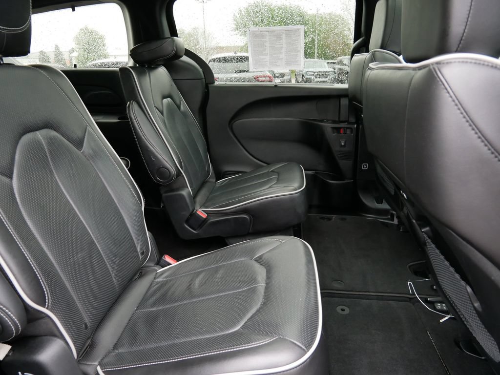 Used 2025 Chrysler Pacifica Limited FWD image 13