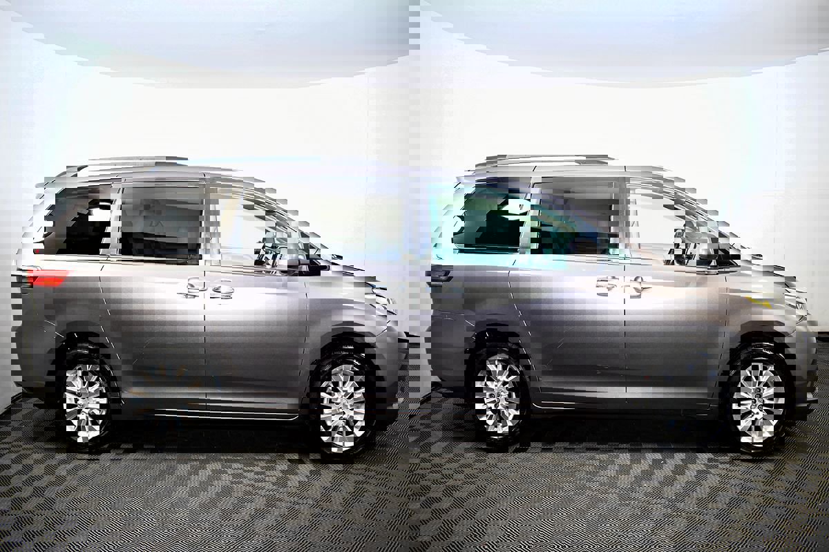 Used 2015 Toyota Sienna XLE image 6