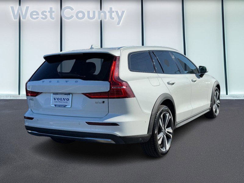 Certified 2025 Volvo V60 B5 Cross Country Plus image 4