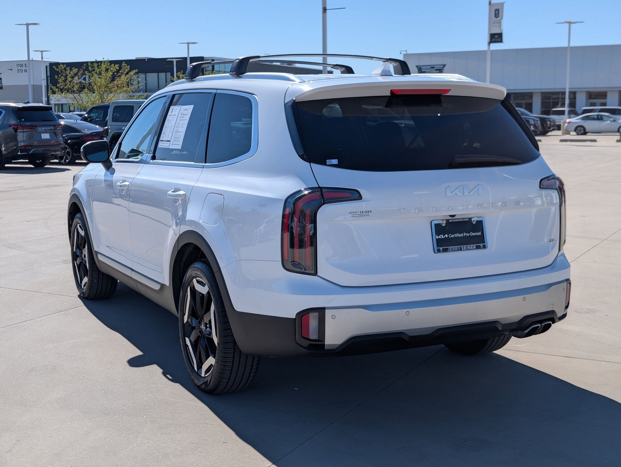Used 2024 Kia Telluride EX w/ EX Captain's Chair Package image 3