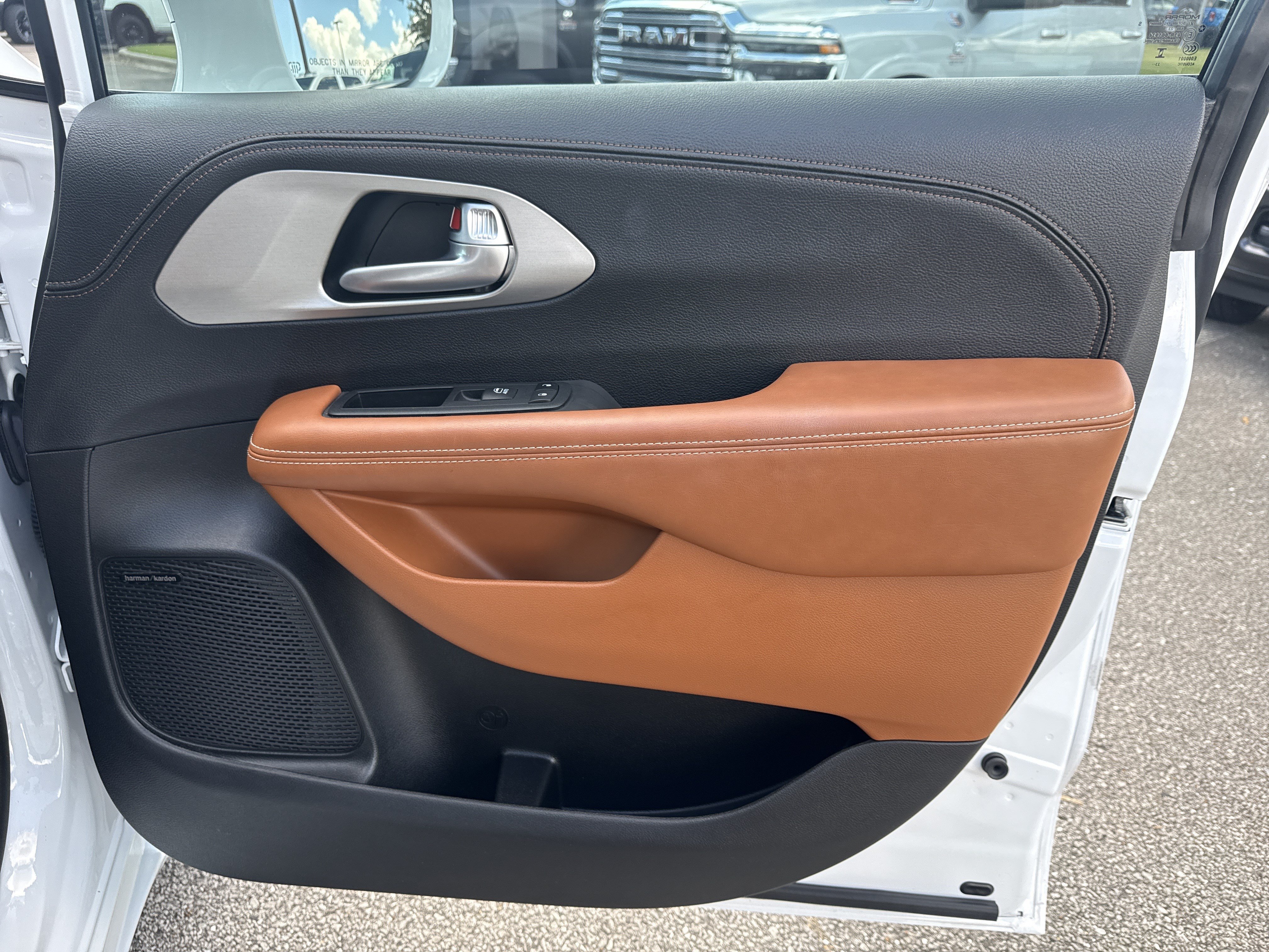 Used 2024 Chrysler Pacifica Pinnacle FWD image 14