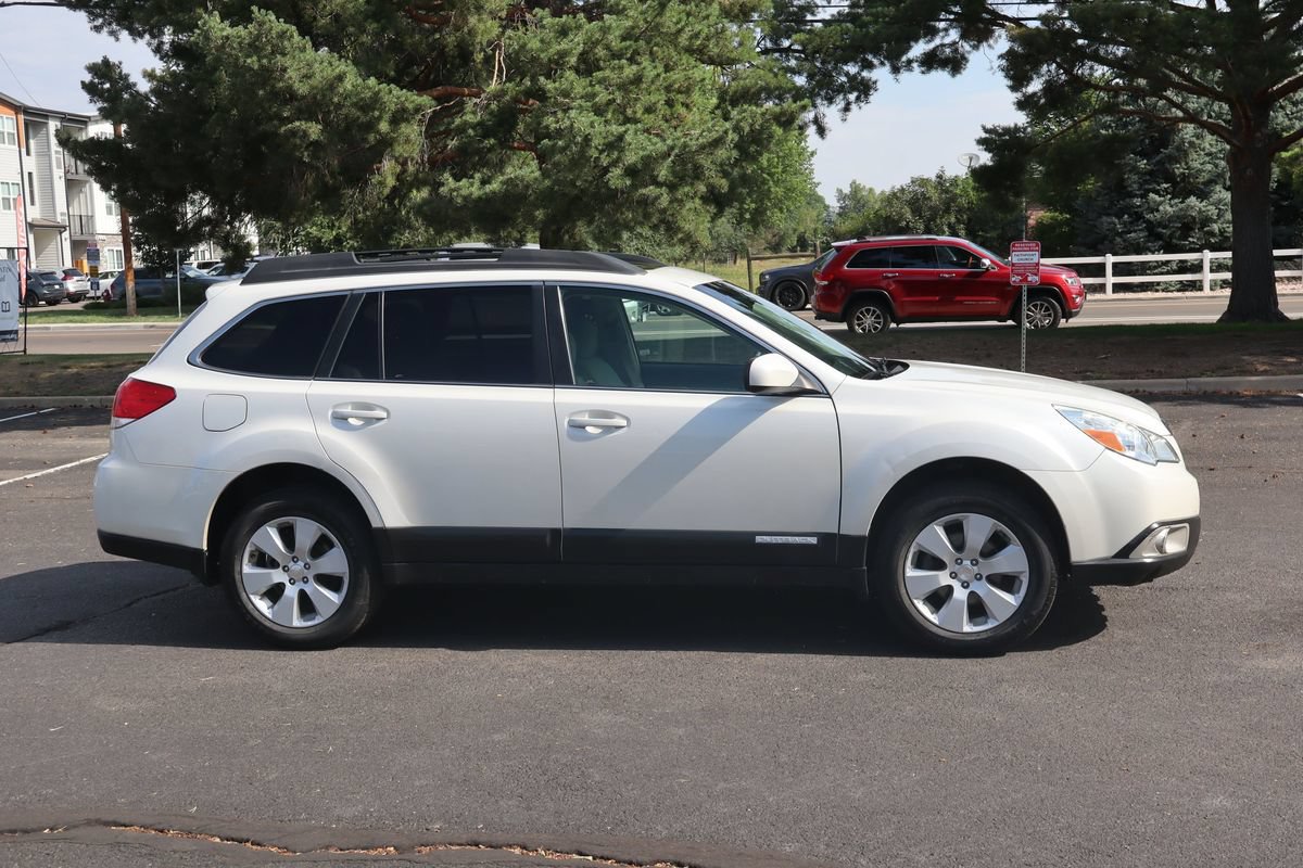 Used 2010 Subaru Outback 2.5i Premium AWD/4WD image 3