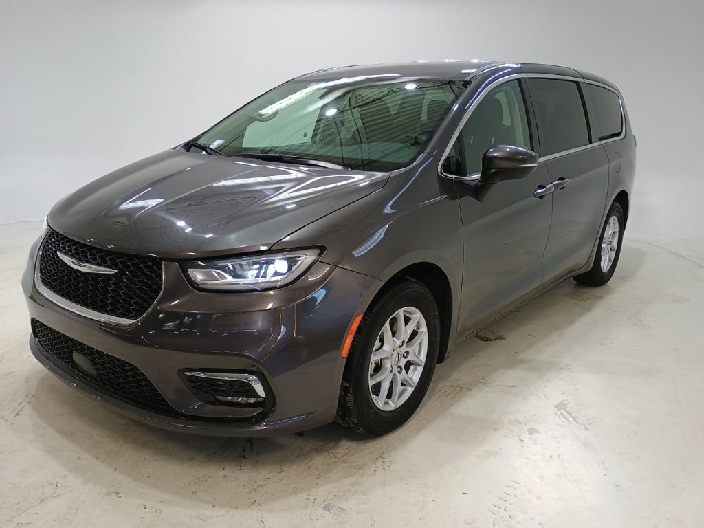 Used 2023 Chrysler Pacifica Touring-L image 3