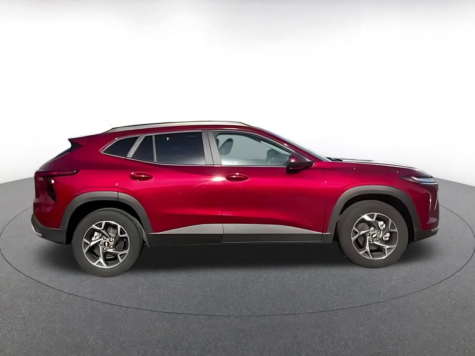Used 2025 Chevrolet Trax LT w/ LT Convenience Package FWD image 11