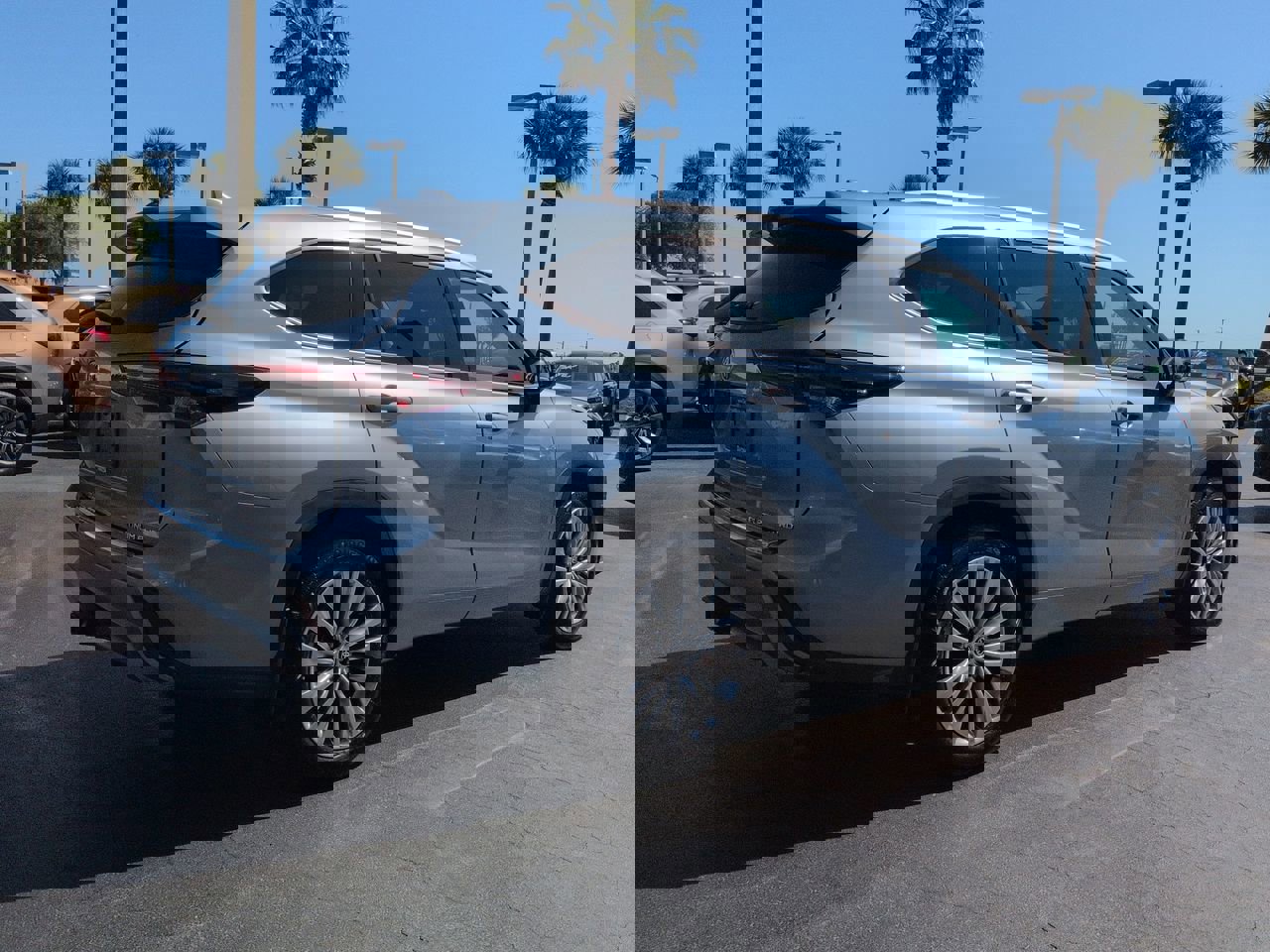 Used 2024 Toyota Highlander Platinum AWD/4WD image 4