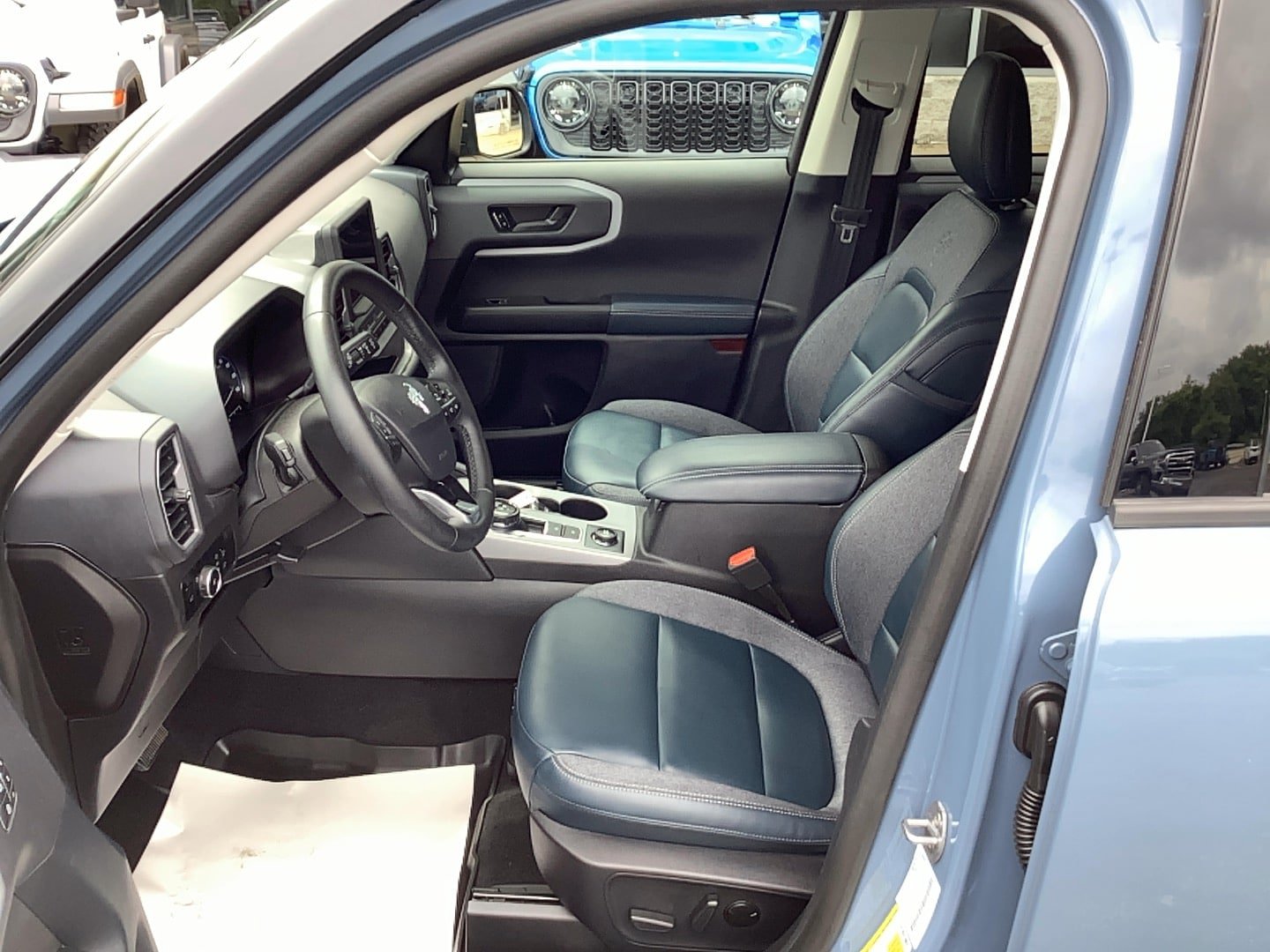 Used 2024 Ford Bronco Sport Outer Banks w/ Tech Package AWD/4WD image 9