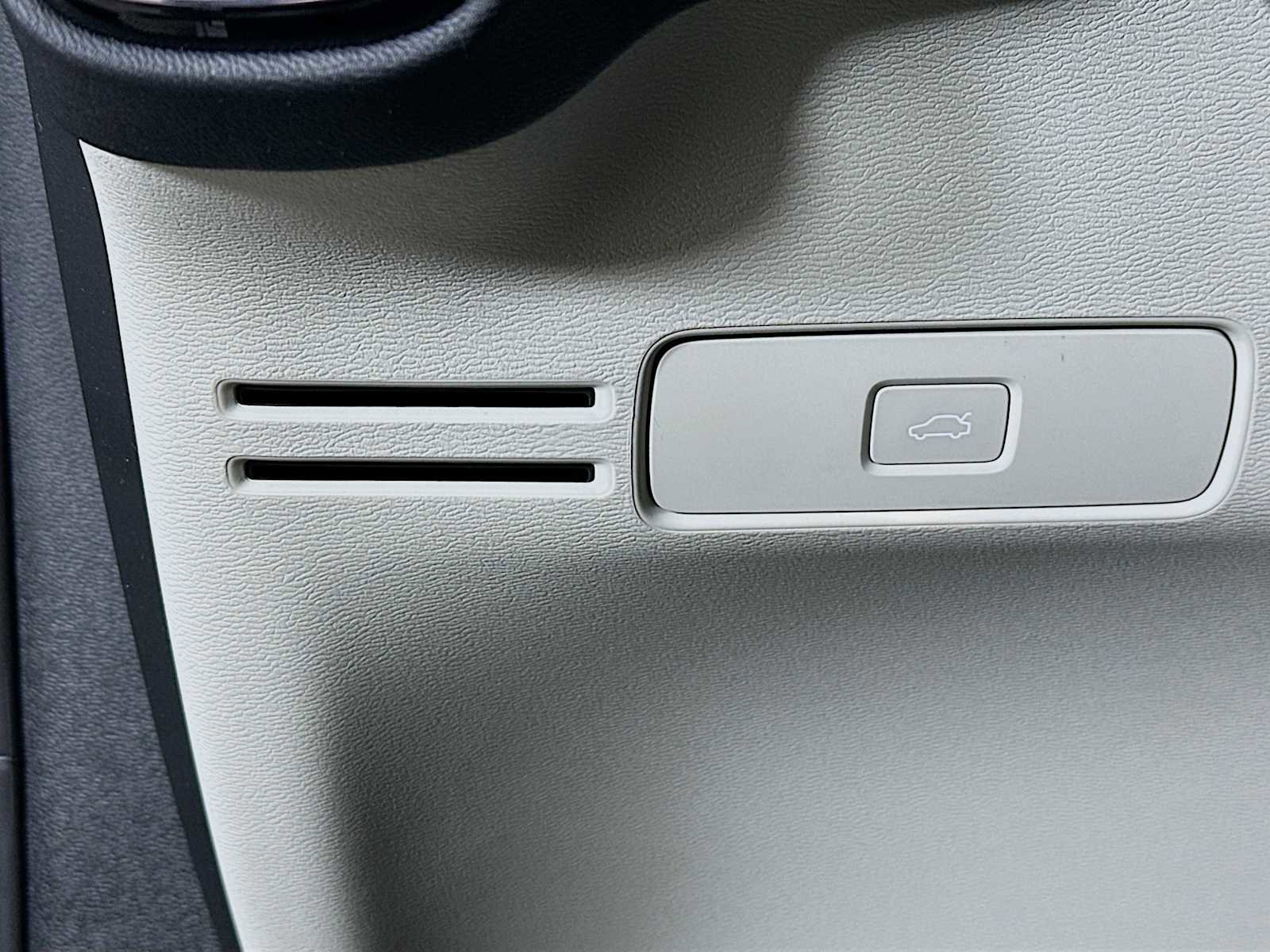 New 2026 Volvo XC40 B5 Ultra w/ Climate Package image 10