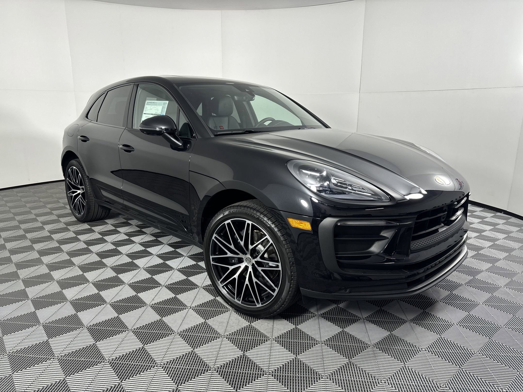 Certified 2025 Porsche Macan image 9