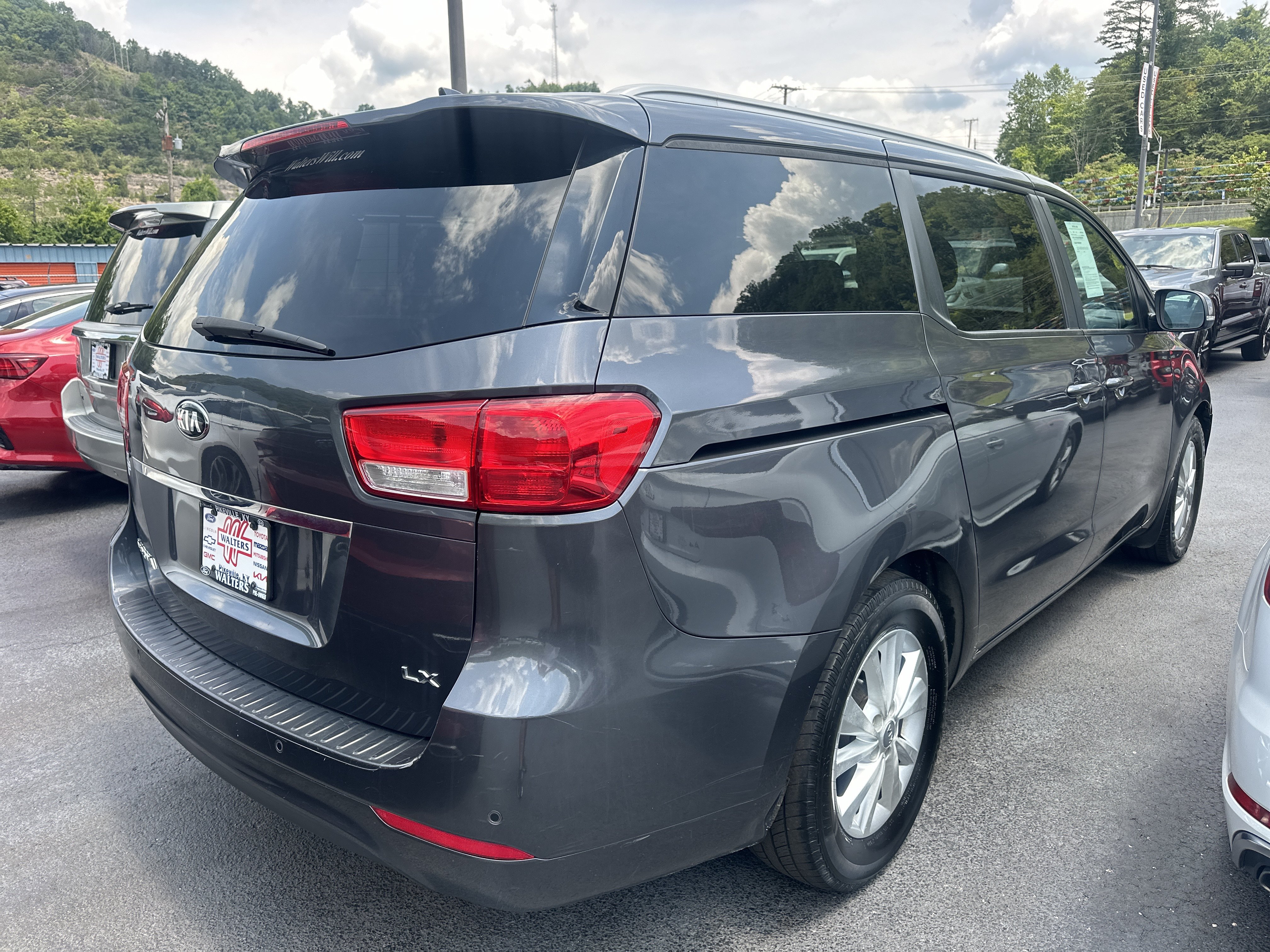 Used 2017 Kia Sedona LX w/ LX Essentials Premium Package FWD image 3