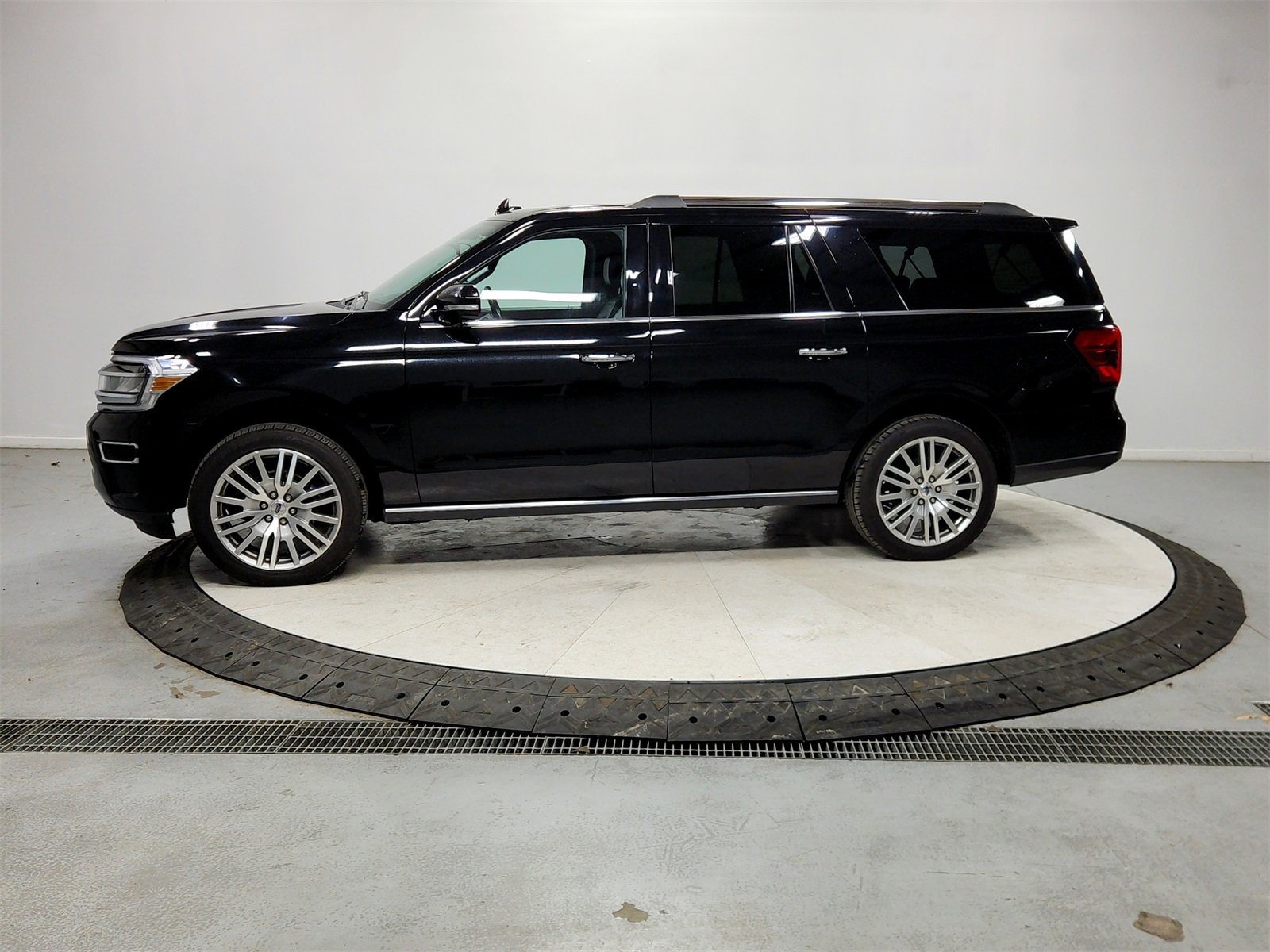 Used 2023 Ford Expedition Max Limited image 4