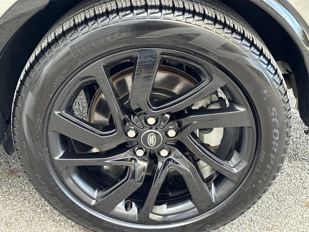 Certified 2025 Land Rover Discovery Dynamic SE image 11
