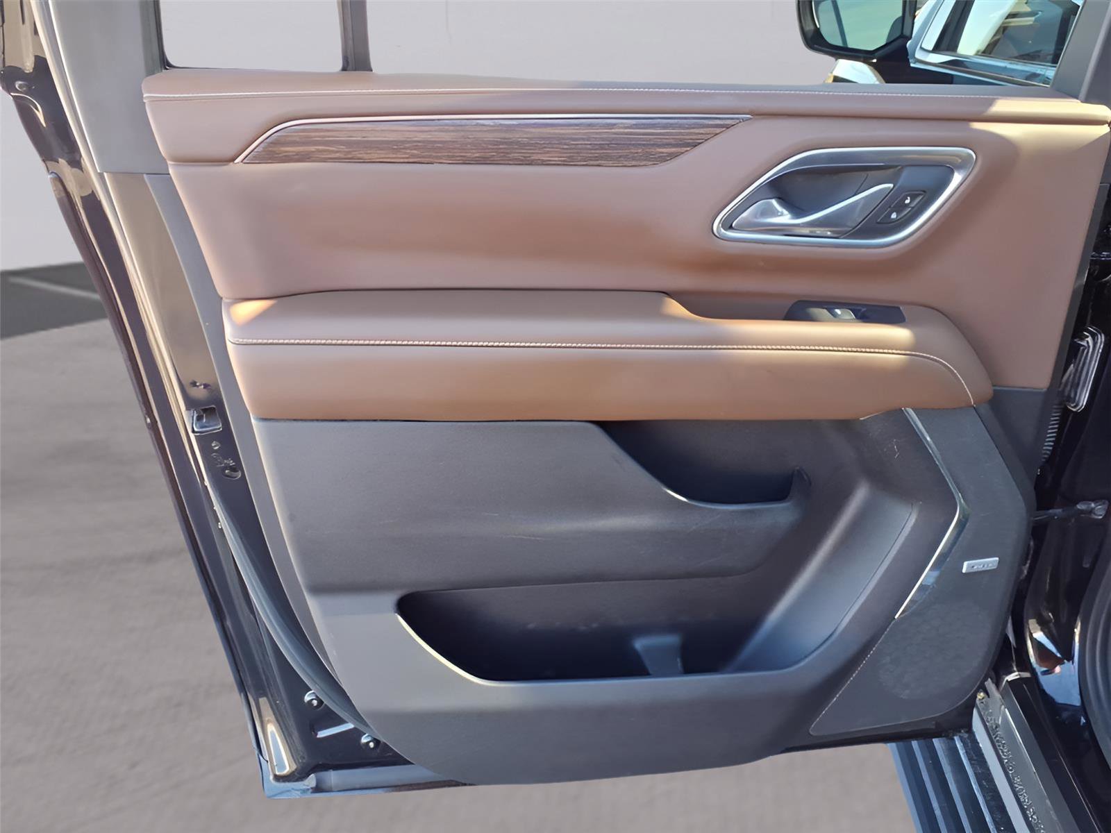 Used 2021 Chevrolet Suburban High Country w/ Premium Package image 25