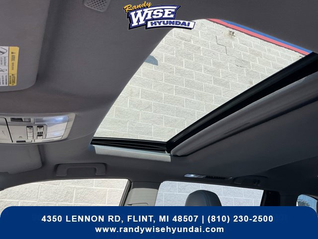 Used 2019 Toyota Highlander XLE FWD image 3