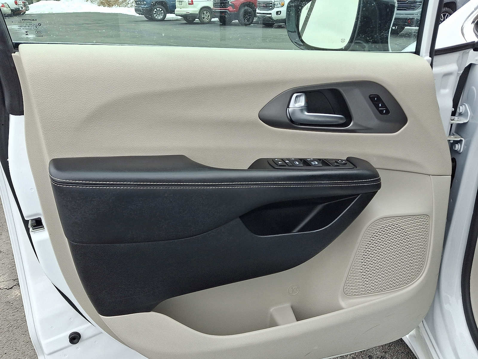 Used 2024 Chrysler Pacifica Touring-L image 12
