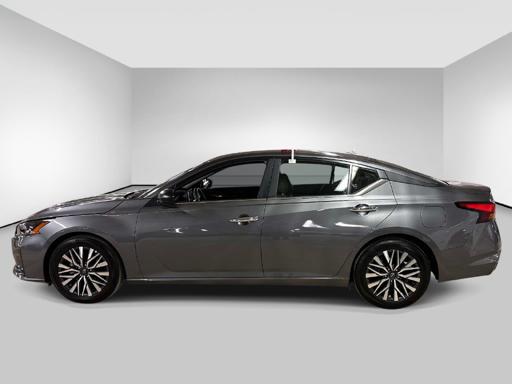 Used 2025 Nissan Altima 2.5 SV FWD image 2