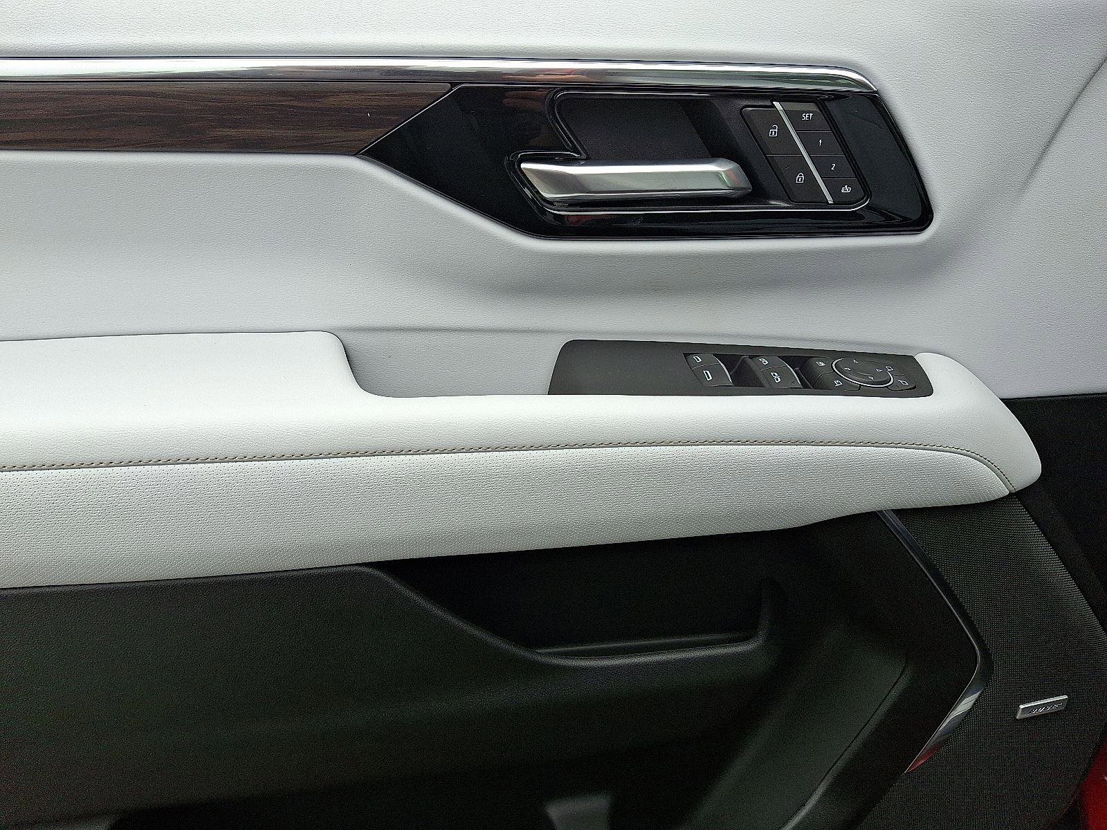 New 2025 Chevrolet Suburban Premier image 9