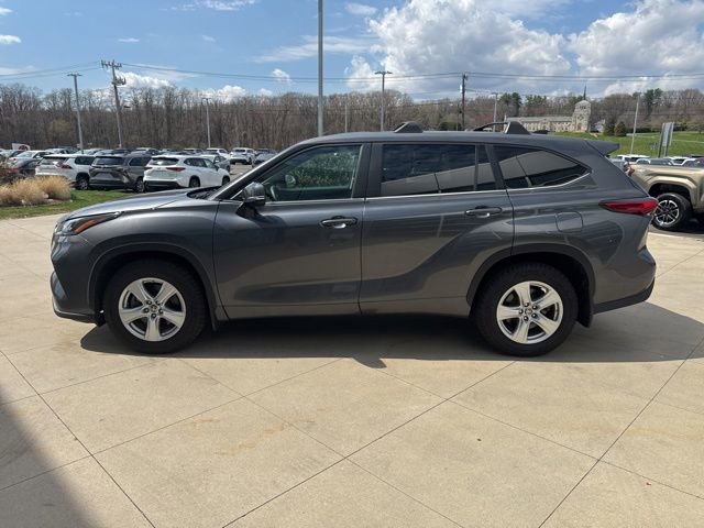 Used 2023 Toyota Highlander LE AWD/4WD image 4