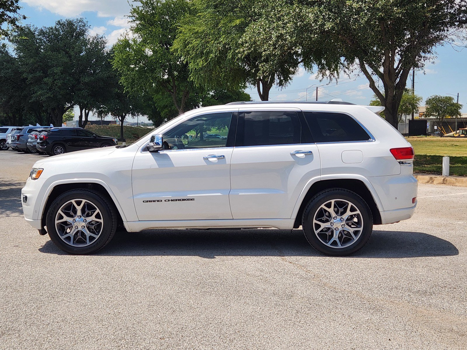 Used 2020 Jeep Grand Cherokee Overland RWD image 3