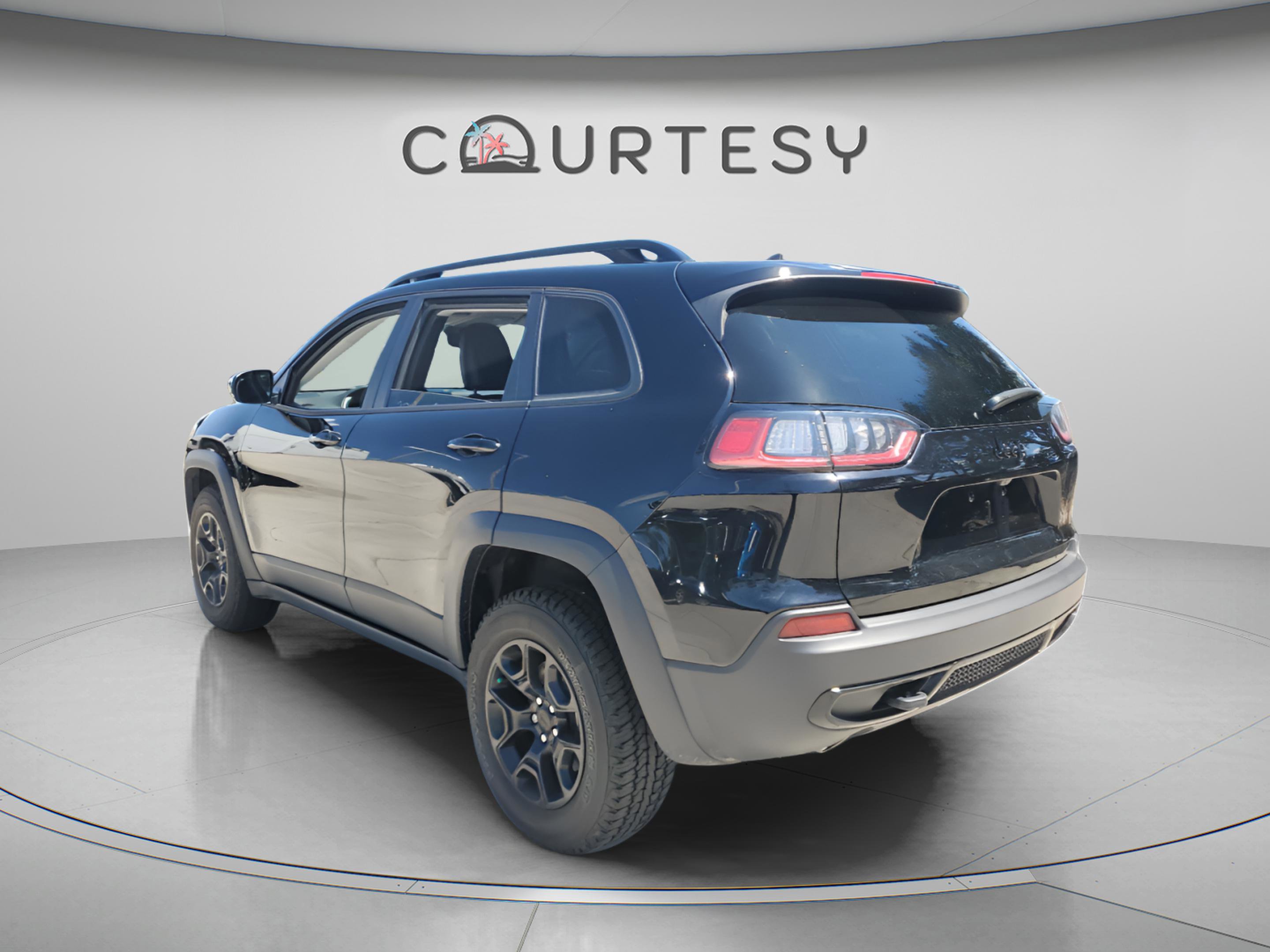 Used 2022 Jeep Cherokee Latitude AWD/4WD image 2