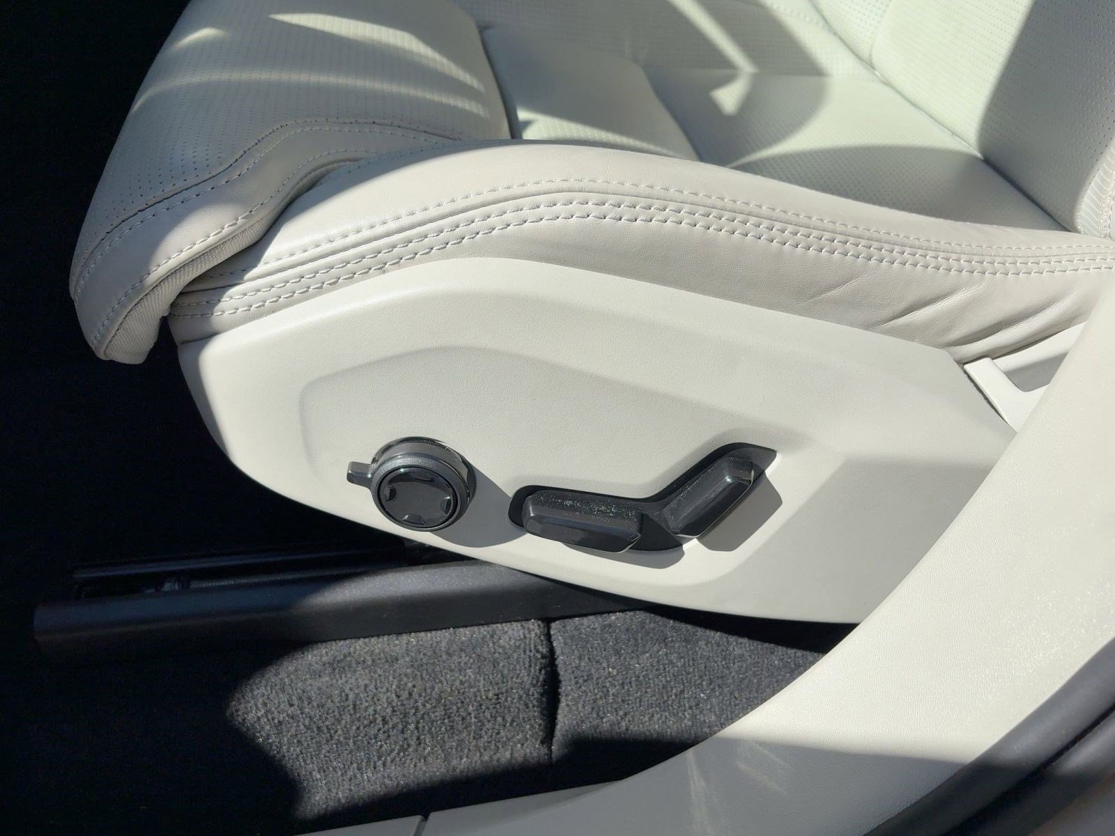 Certified 2024 Volvo XC90 B6 Ultimate w/ Protection Package Premier image 13