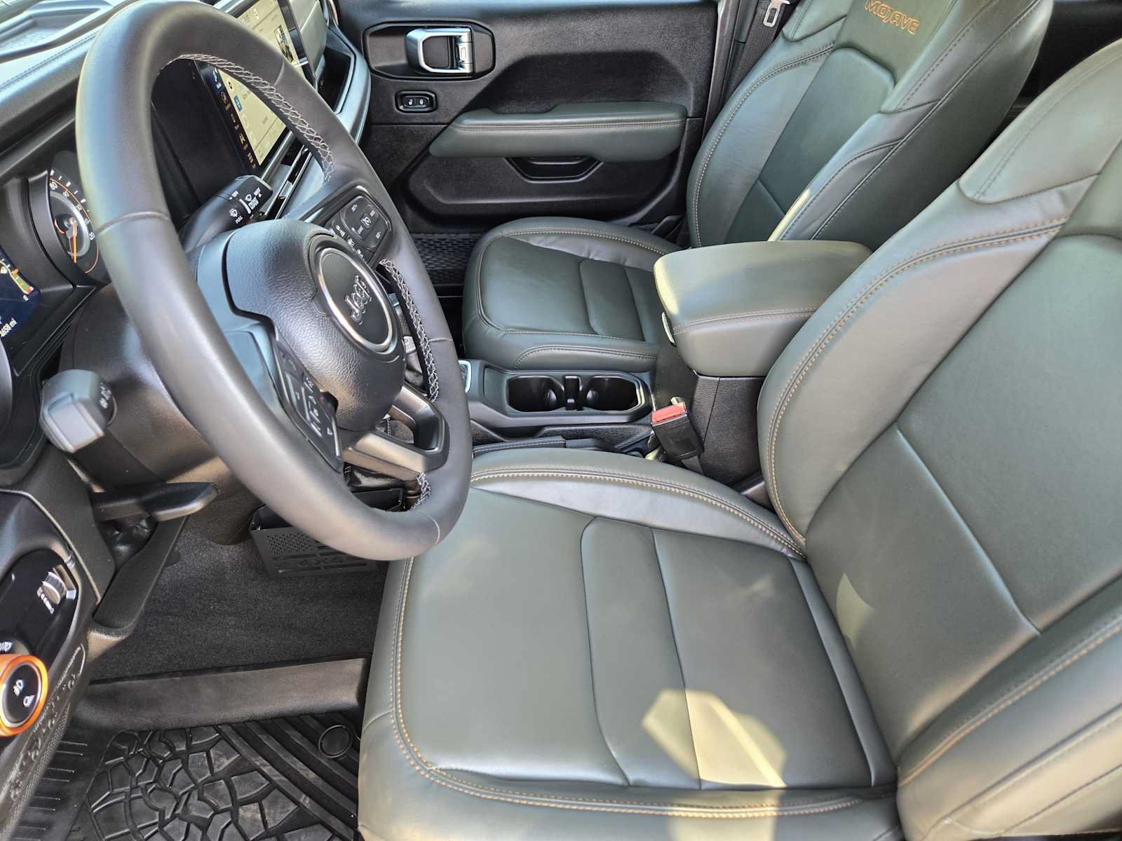 Used 2025 Jeep Gladiator Mojave w/ Convenience Group AWD/4WD image 14
