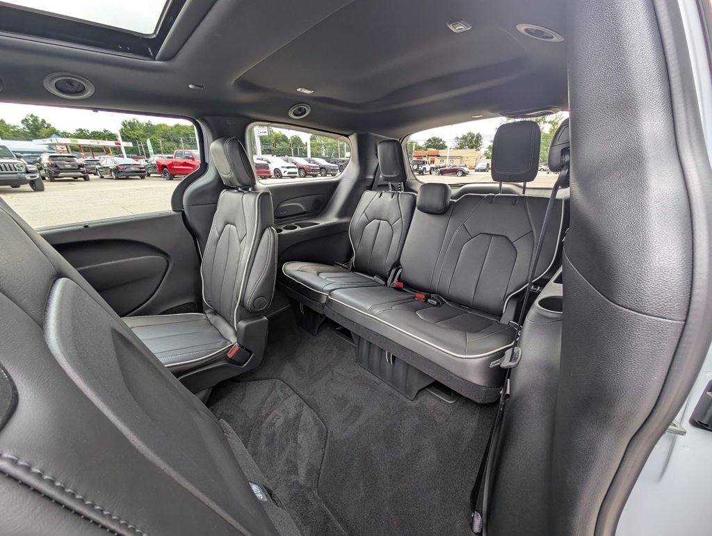 New 2026 Chrysler Pacifica Limited image 16