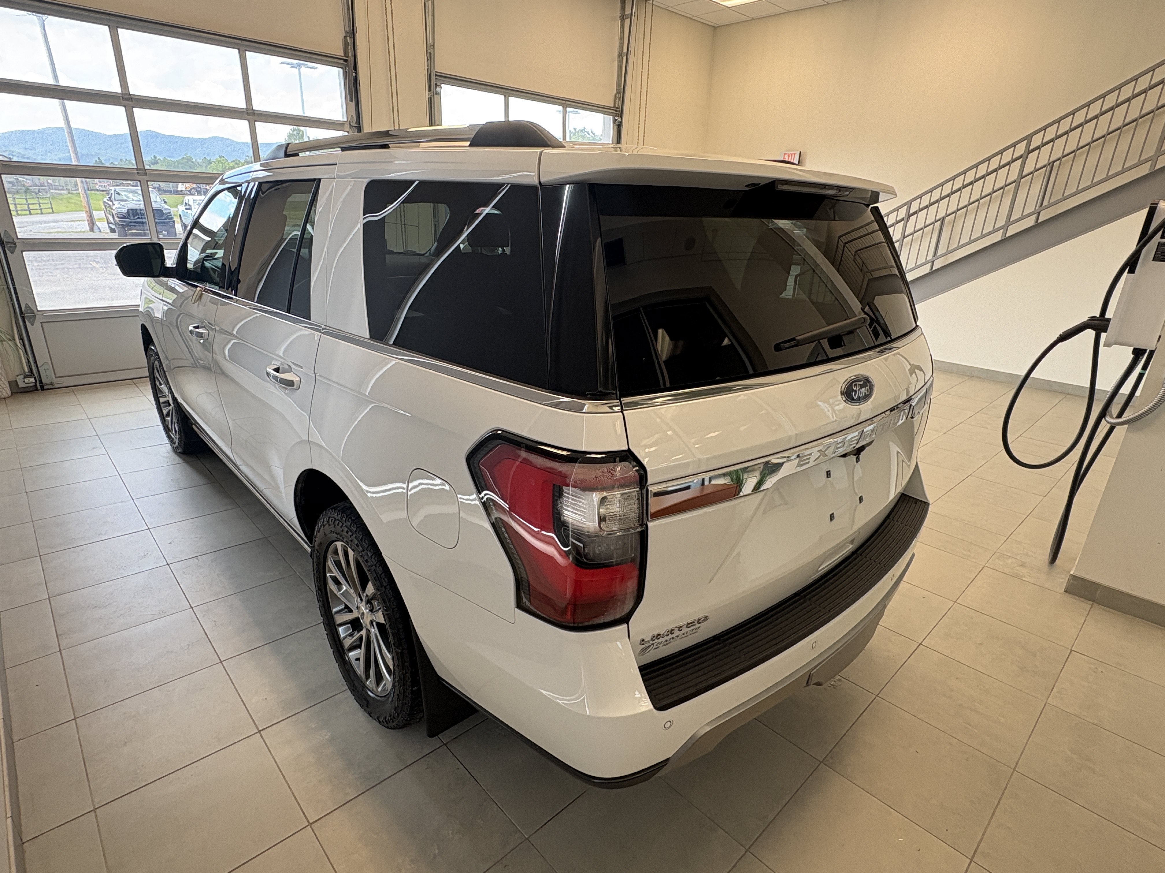 Used 2018 Ford Expedition Limited AWD/4WD image 3