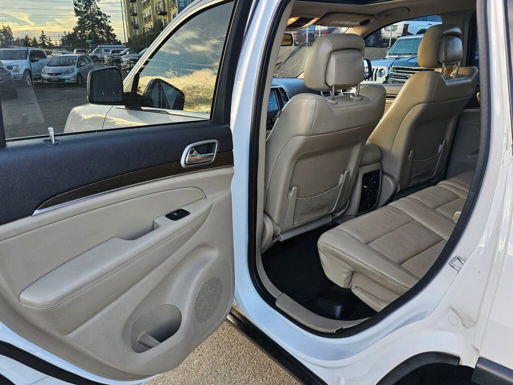 Used 2015 Jeep Grand Cherokee Limited w/ Luxury Group II image 14