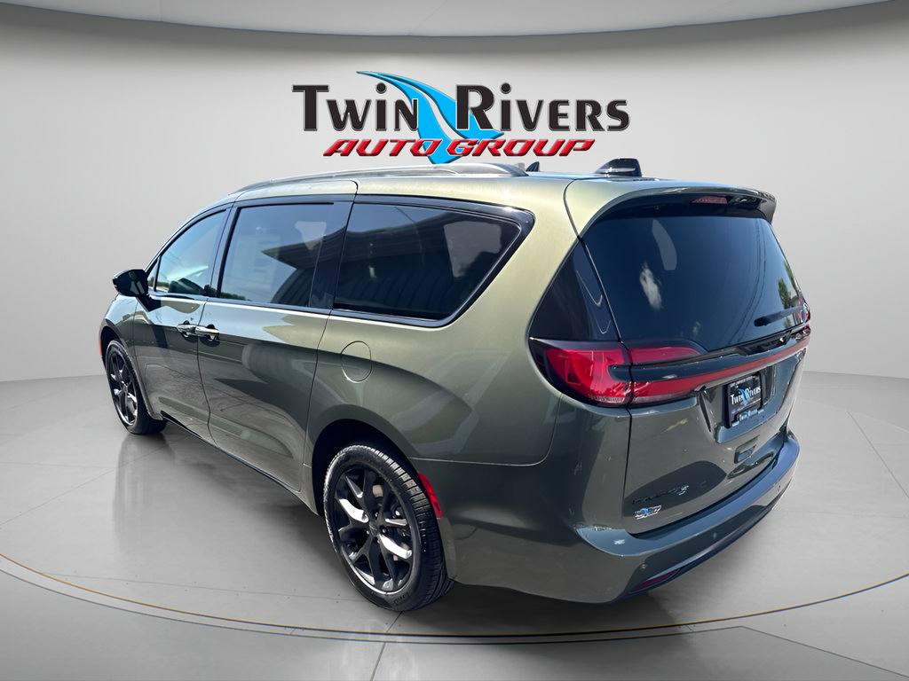 New 2027 Chrysler Pacifica Limited AWD/4WD image 2
