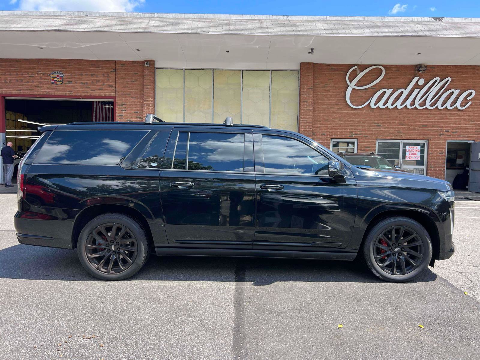 Used 2021 Cadillac Escalade ESV Sport Platinum w/ LPO, ONYX Package AWD/4WD image 4