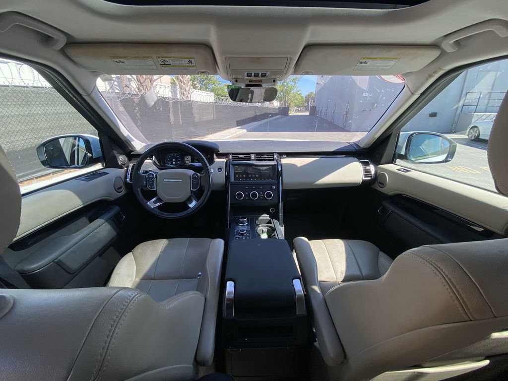 Used 2018 Land Rover Discovery SE AWD/4WD image 2