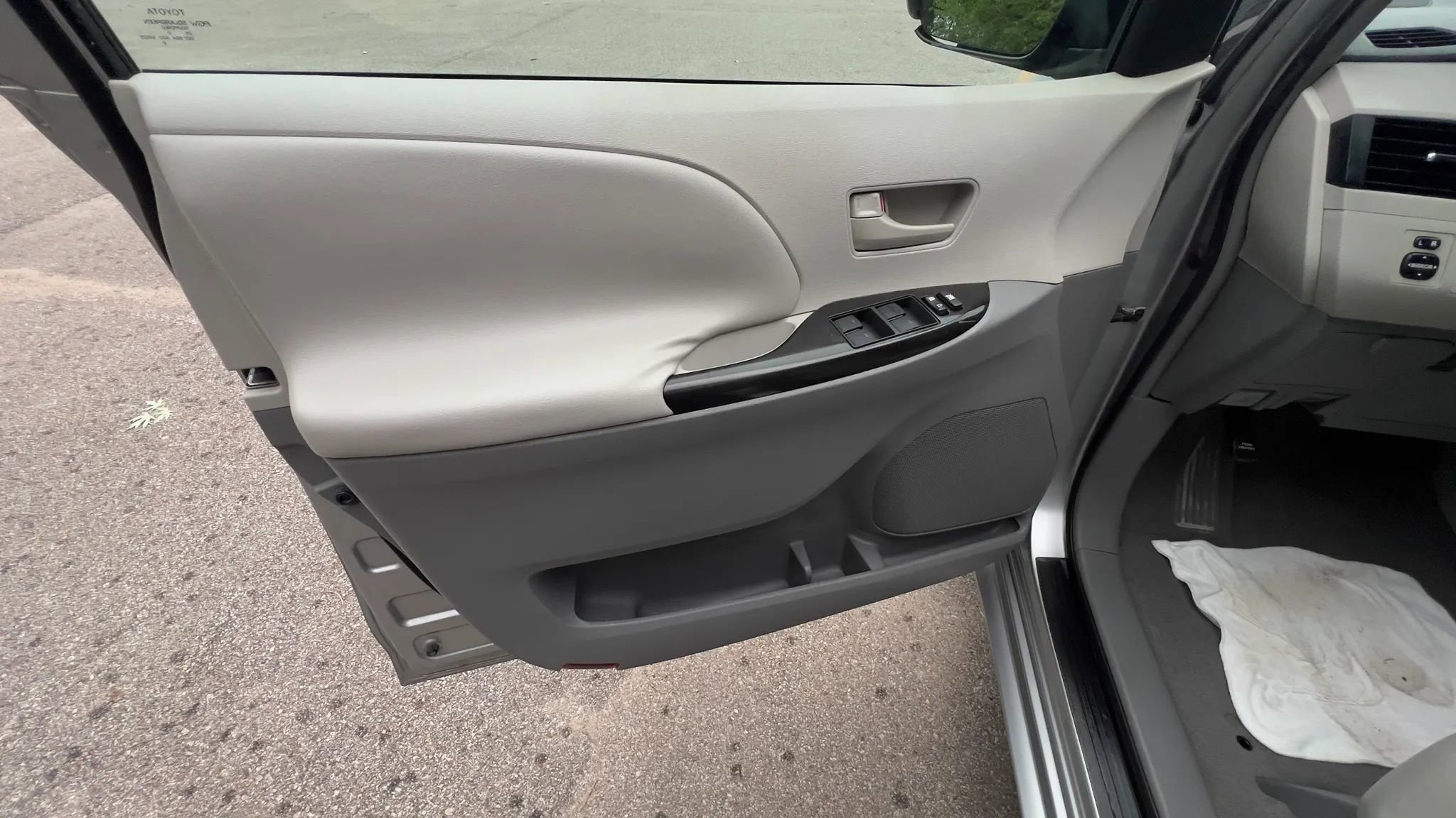 Used 2011 Toyota Sienna LE w/ Towing Pkg FWD image 22
