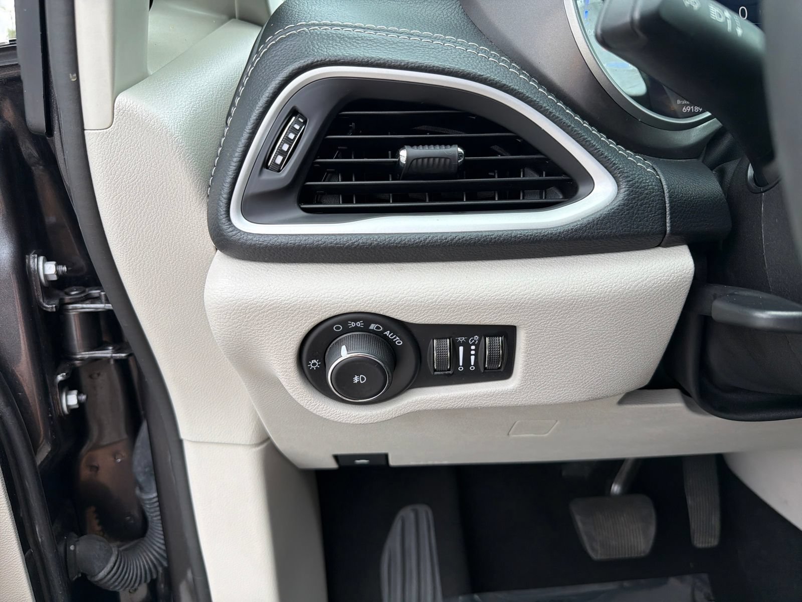 Used 2023 Chrysler Pacifica Touring-L FWD image 18