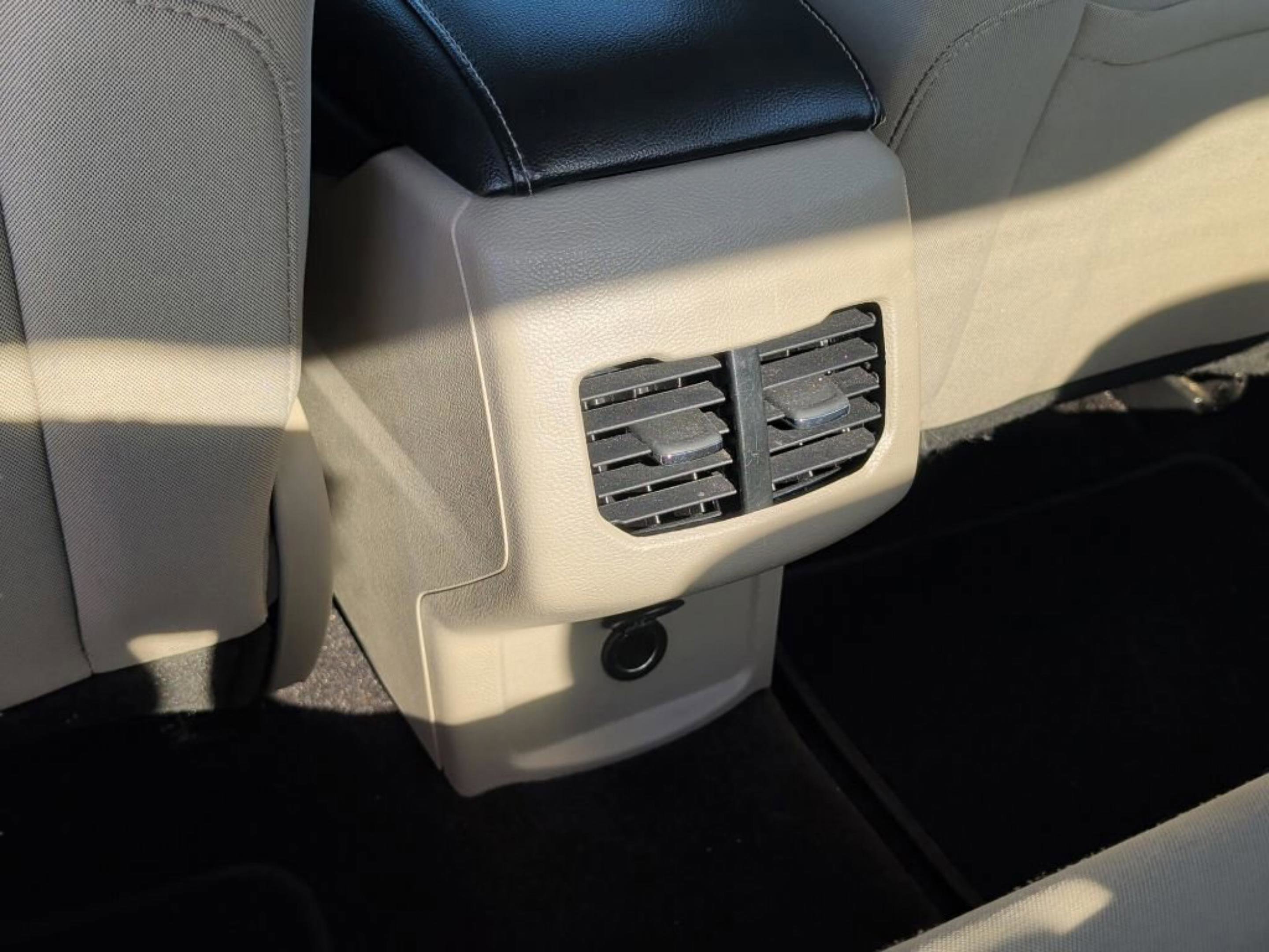 Used 2020 Ford Fusion SE image 33