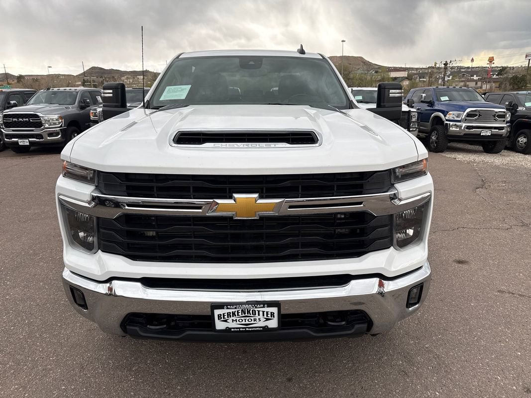 Used 2024 Chevrolet Silverado 2500 LT image 2
