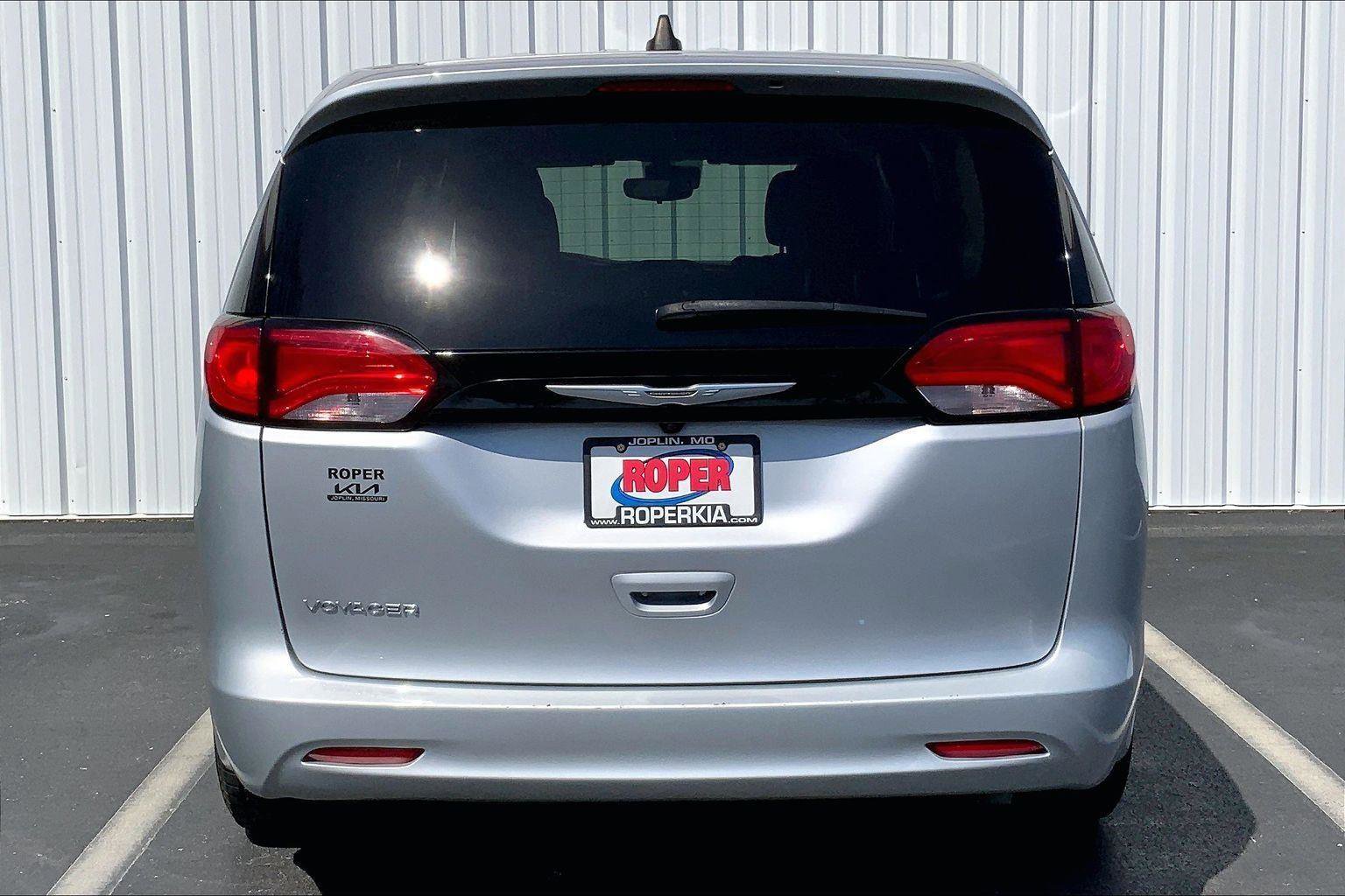 Used 2023 Chrysler Voyager LX FWD image 4