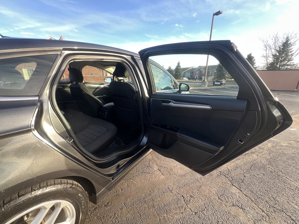 Used 2016 Ford Fusion SE image 12