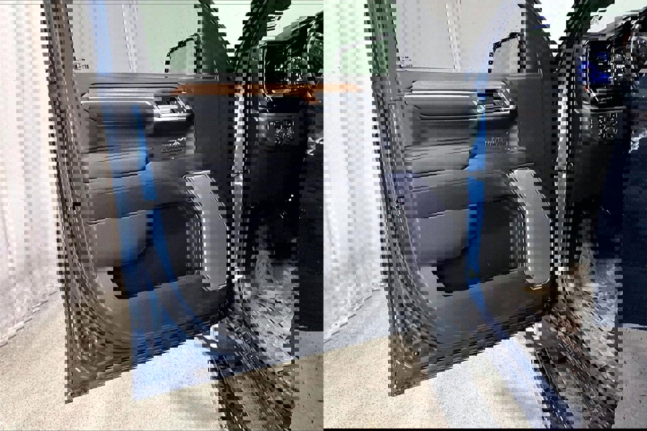 Used 2022 Chevrolet Silverado 1500 High Country w/ High Country Premium Package image 21