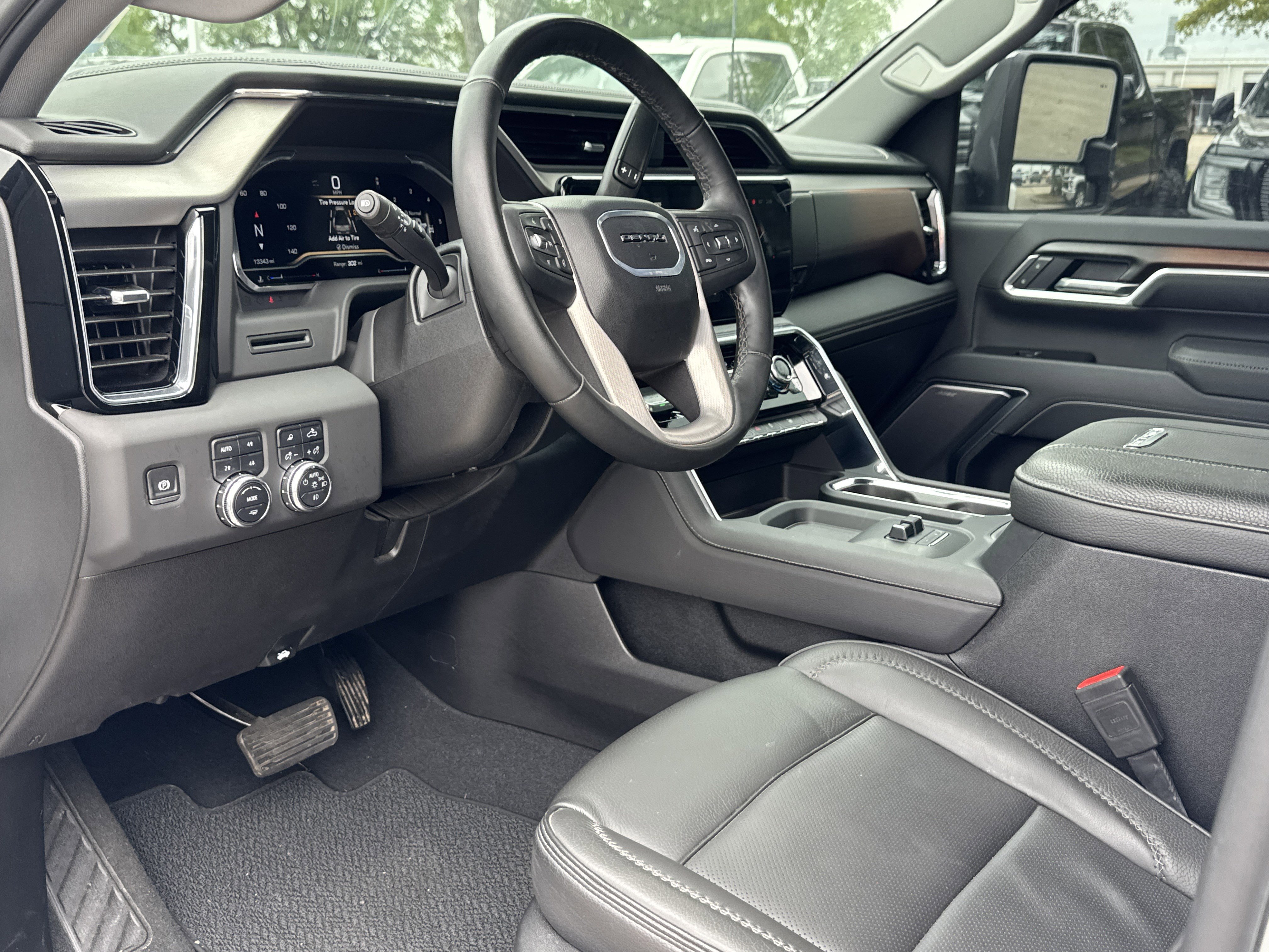 Used 2025 GMC Sierra 3500 Denali image 5