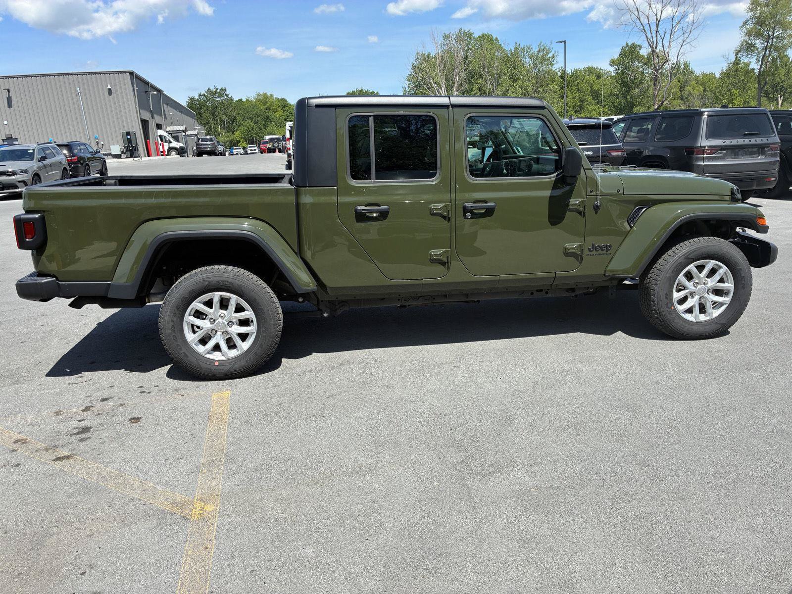 New 2023 Jeep Gladiator Sport AWD/4WD image 11