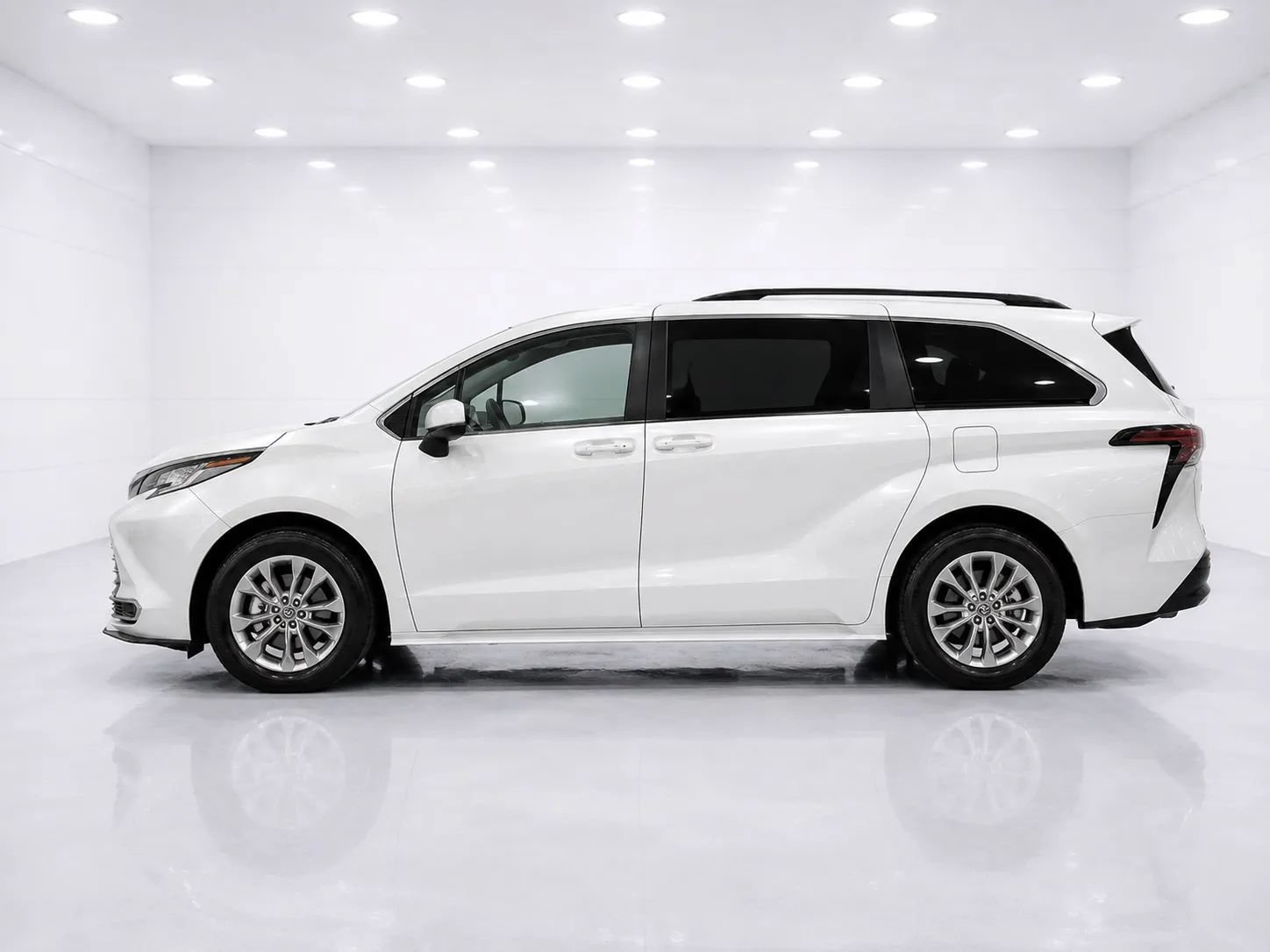 Used 2023 Toyota Sienna LE AWD/4WD image 2