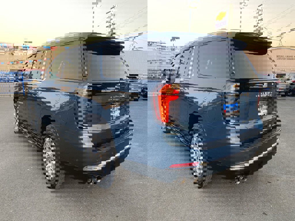 Used 2025 Chevrolet Suburban Premier image 12