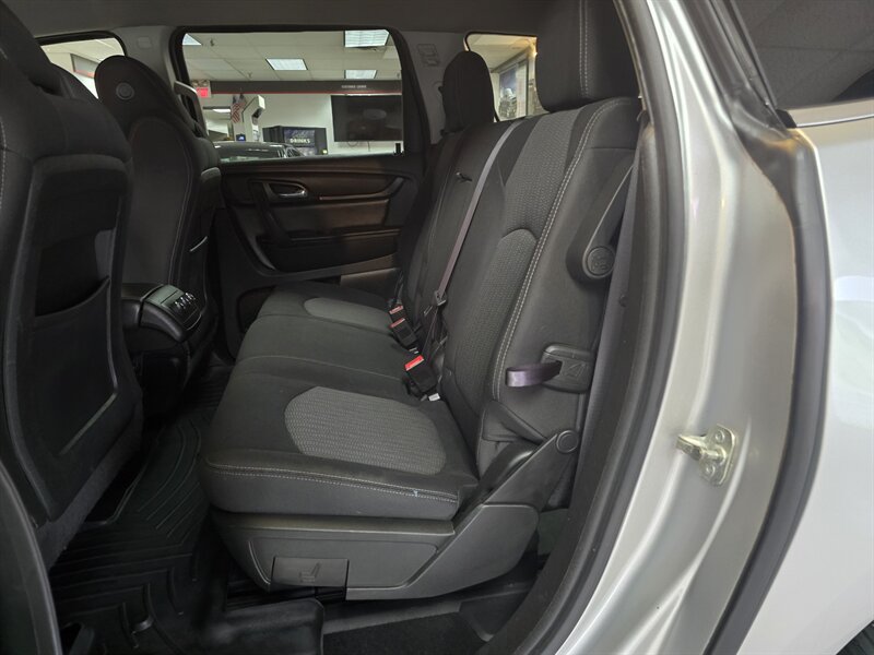 Used 2015 Chevrolet Traverse LT w/ Style and Technology Package FWD image 12