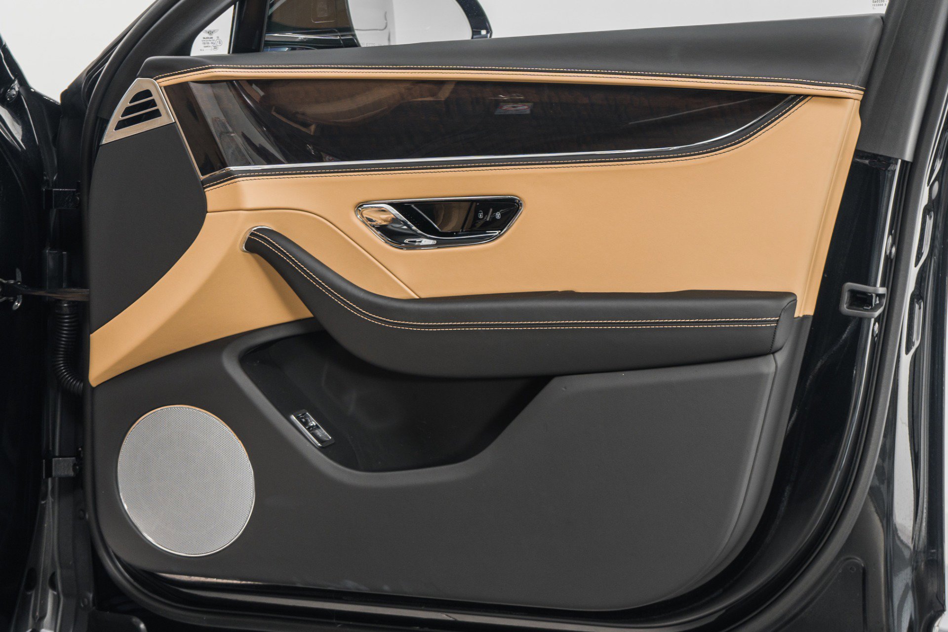 Used 2023 Bentley Flying Spur Plug-In Hybrid image 43