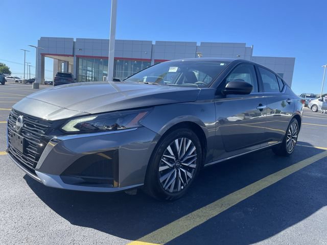 Used 2025 Nissan Altima 2.5 SV FWD image 12