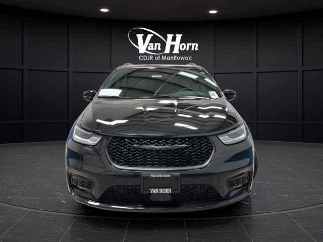 Used 2024 Chrysler Pacifica Premium FWD image 2