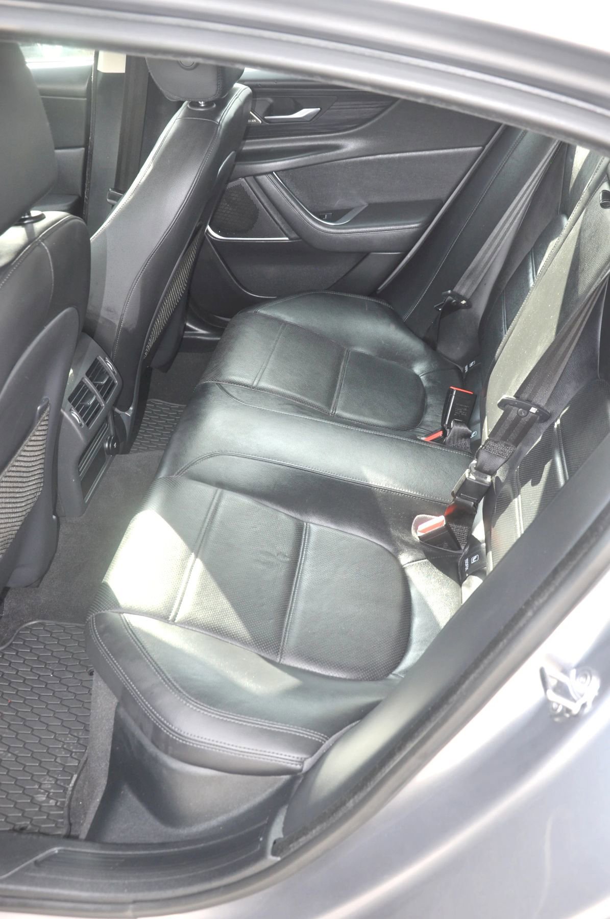 Used 2020 Jaguar XE S RWD image 18