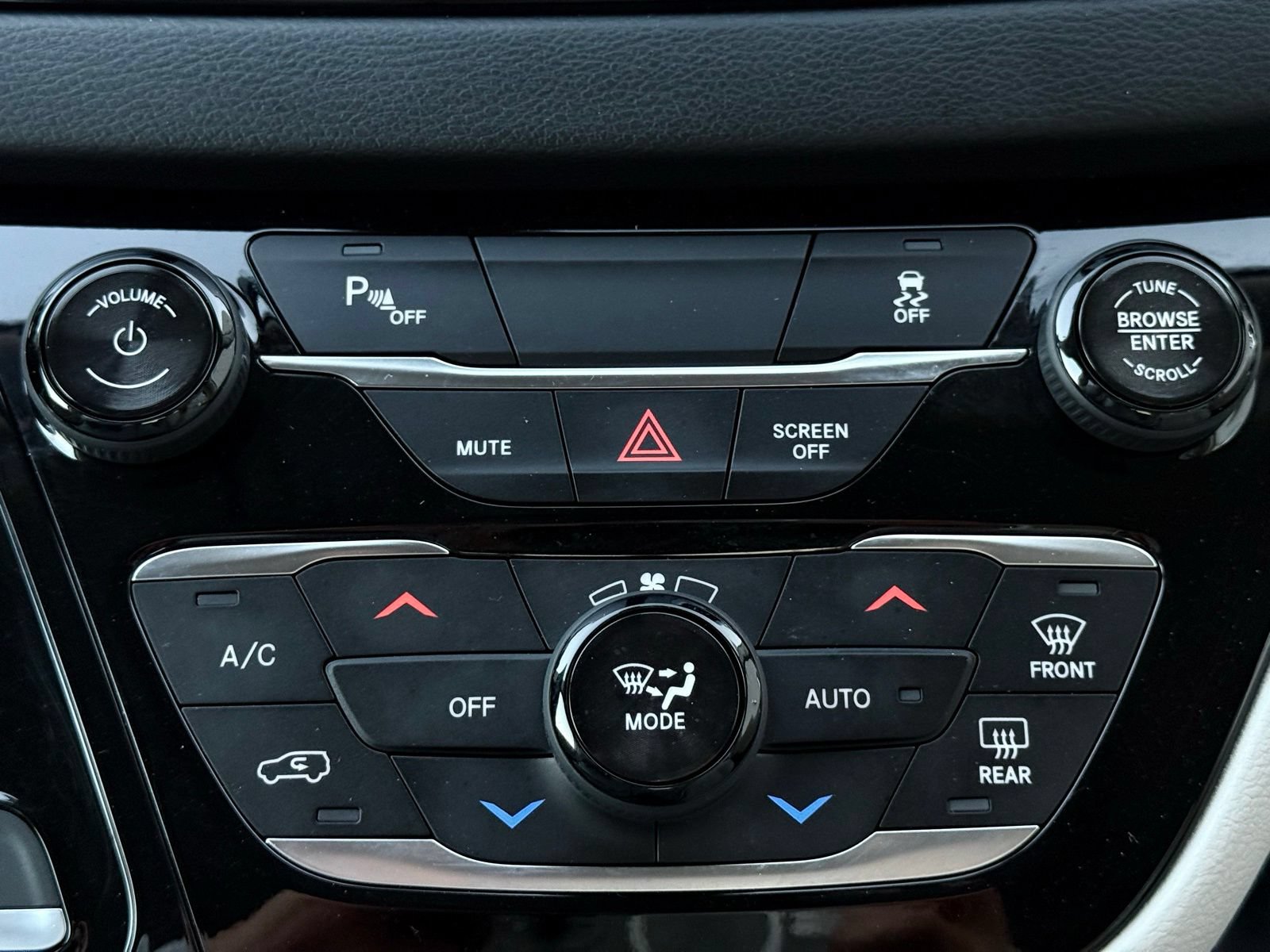 Used 2018 Chrysler Pacifica Touring Plus FWD image 43