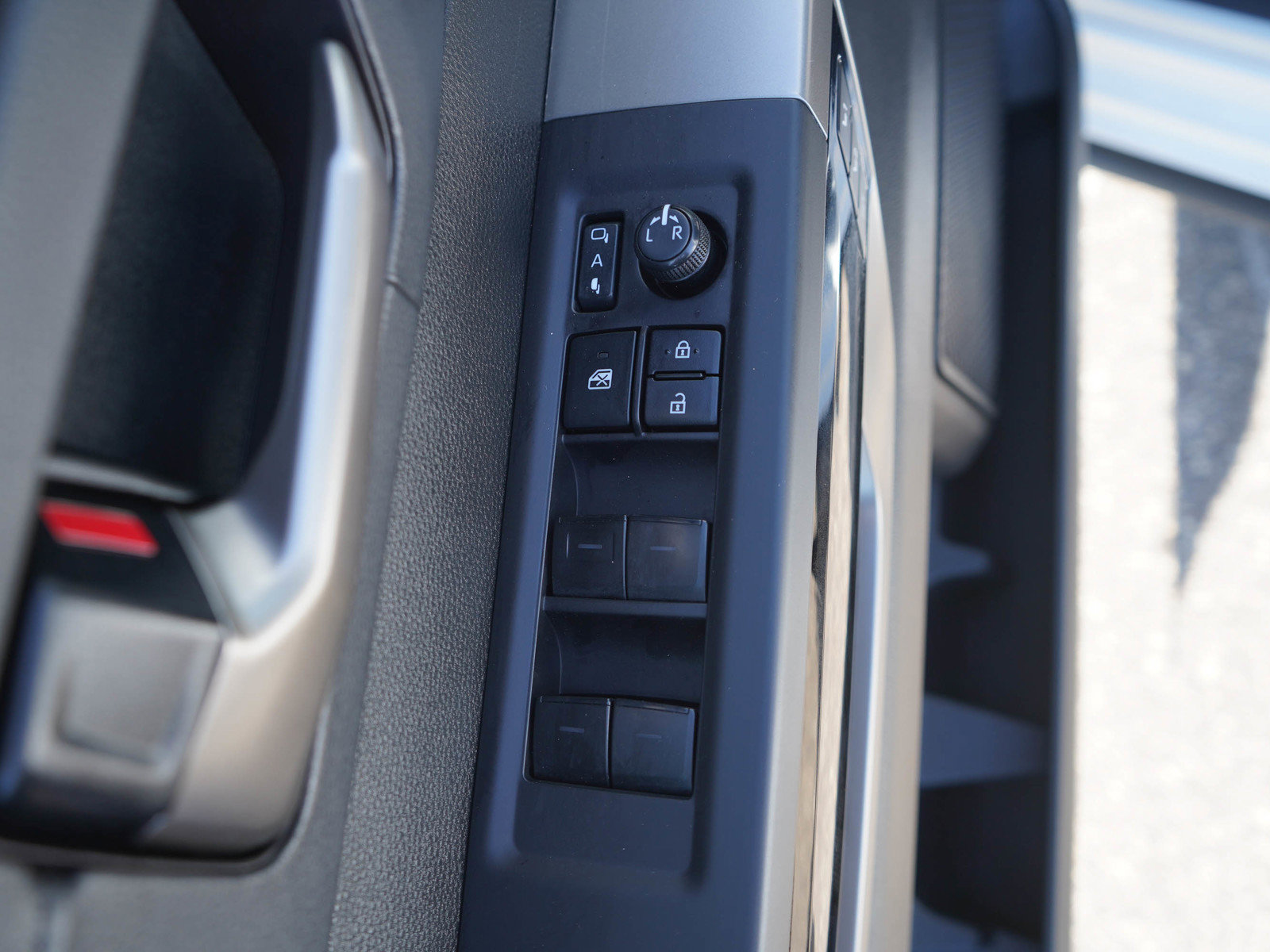 Used 2025 Toyota Tundra Limited AWD/4WD image 18